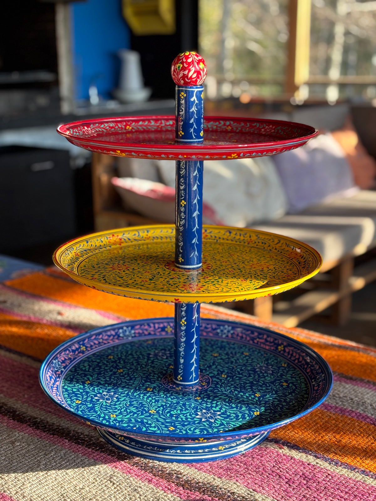 Pedestal Tricolor